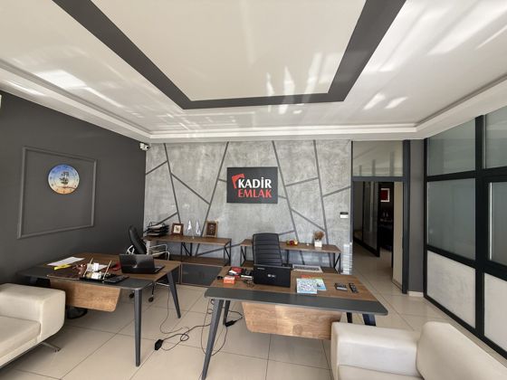 Danışman çalışma masası ve KADİR EMLAK tabelası